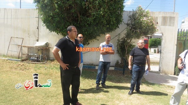 كفرقاسم : وعد .. فصدق القول والعمل ..  نحن هنا ونحن لها   المقاولون في زيارة ما قبل البدء باعمال الترميم في المعلب الشرقي السنتيتي